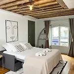 Unique Authentic Apartment In Le Marais