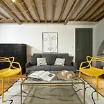 Unique Authentic Apartment In Le Marais